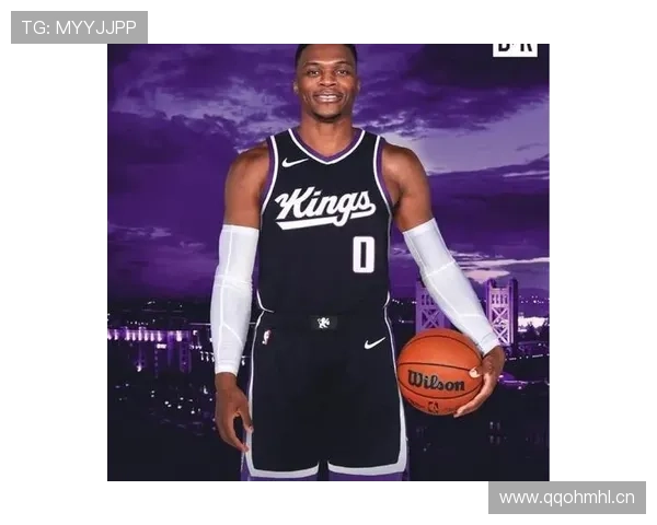 威少衣柜里塞满潮牌，训练馆地板却磨穿三双鞋底