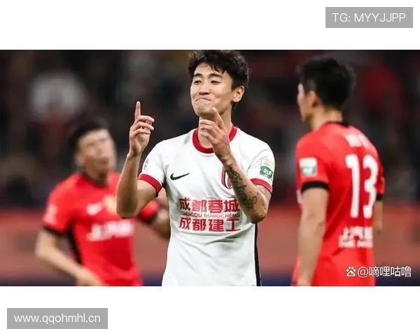 刚刷到韦世豪路边蹲着系球鞋，背后一排豪车像跟班，我笑岔气了